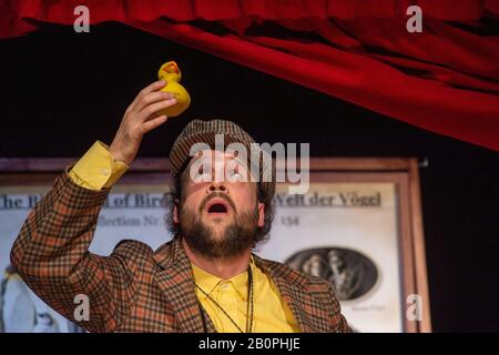 Magdeburg, Allemagne. 20 février 2020. Florian Kräuter comme professeur répète une scène de la pièce 'Gummienten Ahoy!' au Puppentheater Magdeburg. Le théâtre d'objets pour les enfants de l'âge de 4 ans est au sujet de l'histoire vraie de 28 800 canards en caoutchouc qui ont surembarqué un navire avec un conteneur pendant une tempête le 10 janvier 1992. La première mondiale aura lieu le 22 février 2020 au Puppentheater Magdeburg. Crédit: Klaus-Dietmar Gabbert/dpa-Zentralbild/ZB/dpa/Alay Live News Banque D'Images