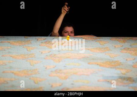 Magdeburg, Allemagne. 20 février 2020. Freda Winter comme Greenlander répète une scène de la pièce 'Rubber Ducks Ahoy!' dans le Puppentheater Magdeburg. Le théâtre d'objets pour les enfants de l'âge de 4 ans est au sujet de l'histoire vraie de 28 800 canards en caoutchouc qui ont surembarqué un navire avec un conteneur pendant une tempête le 10 janvier 1992. La première mondiale aura lieu le 22 février 2020 au Puppentheater Magdeburg. Crédit: Klaus-Dietmar Gabbert/dpa-Zentralbild/ZB/dpa/Alay Live News Banque D'Images