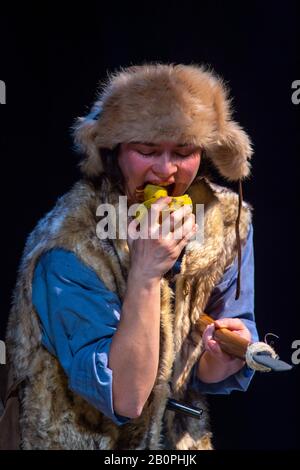 Magdeburg, Allemagne. 20 février 2020. Freda Winter comme Greenlander répète une scène de la pièce 'Rubber Ducks Ahoy!' dans le Puppentheater Magdeburg. Le théâtre d'objets pour les enfants de l'âge de 4 ans est au sujet de l'histoire vraie de 28 800 canards en caoutchouc qui ont surembarqué un navire avec un conteneur pendant une tempête le 10 janvier 1992. La première mondiale aura lieu le 22 février 2020 au Puppentheater Magdeburg. Crédit: Klaus-Dietmar Gabbert/dpa-Zentralbild/ZB/dpa/Alay Live News Banque D'Images