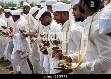 L'image de l'homme de Warkari ou de Pilgrim exécutant le kirtan près de Pune, Maharashtra, Inde, asie Banque D'Images