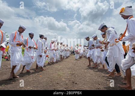 L'image de l'homme de Warkari ou de Pilgrim exécutant le kirtan près de Pune, Maharashtra, Inde, asie Banque D'Images