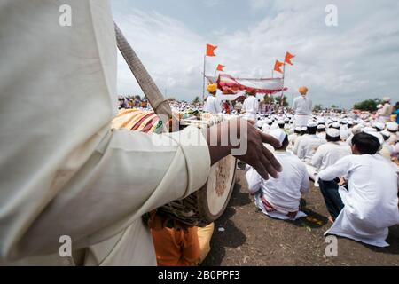 L'image de l'homme de Warkari ou de Pilgrim exécutant le kirtan près de Pune, Maharashtra, Inde, asie Banque D'Images