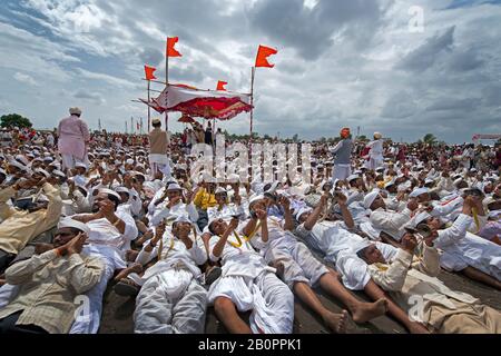 L'image de l'homme de Warkari ou de Pilgrim exécutant le kirtan près de Pune, Maharashtra, Inde, asie Banque D'Images