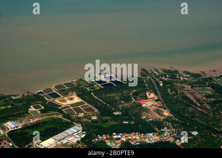 Vue aérienne des étangs de crevettes de l'aquaculture sur la côte de Tawau, Sabah, Bornéo Island, Malaisie Banque D'Images