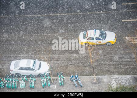 Le 21 février 2020, les voitures voyagent dans de la neige épaisse sur la route à Shenyang City, dans le nord-est de la province de Liaoning en Chine. Banque D'Images