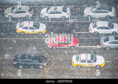 Le 21 février 2020, les voitures voyagent dans de la neige épaisse sur la route à Shenyang City, dans le nord-est de la province de Liaoning en Chine. Banque D'Images