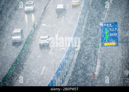 Le 21 février 2020, les voitures voyagent dans de la neige épaisse sur la route à Shenyang City, dans le nord-est de la province de Liaoning en Chine. Banque D'Images