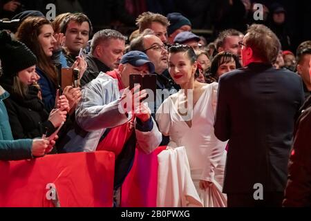 MERET Becker und Sebastian Koch bei der Eroeffnung der 70. Berlinale internationale Filmfestspiele mit der My Salinger Year Film Premiere Am 20.02.202 Banque D'Images