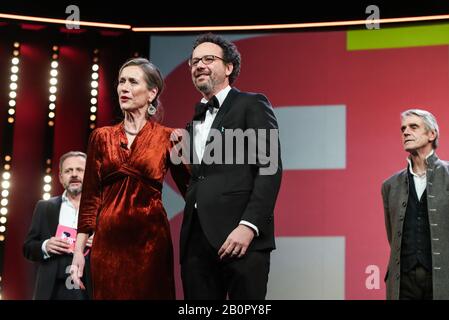 (200221) -- BERLIN, 21 février 2020 (Xinhua) -- Mariette Rissenbeek, directrice exécutive de Berlinale (2ème L) et Carlo Chatrian, directeur artistique de Berlinale (2ème R), annoncent l'ouverture du 70ème Festival international du film de Berlin à Berlin, capitale de l'Allemagne, 20 février 2020. Le 70ème Festival International du Film de Berlin, ou plus communément connu, la Berlinale, a donné son coup d'envoi jeudi avec un drame littéraire « My Salinger Year ». Au total, 18 films ont fait leur entrée dans la catégorie de compétition de cette année et seront en compétition pour le Golden Bear pour le meilleur film, Et d'autres récompenses individuelles, The Silver Bear Banque D'Images