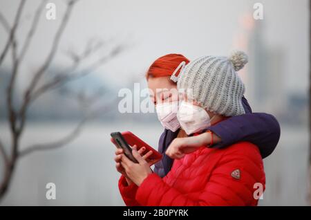 Jiangsu, Jiangsu, Chine. 21 février 2020. Jiangsu, CHINE-Le 20 février 2020, à Nanjing, dans la province du Jiangsu, certains résidents sont venus au parc du lac de Xuanwu pour se rapprocher de la nature et profiter du beau paysage printanier. Crédit: Sipa Asia/Zuma Wire/Alay Live News Banque D'Images