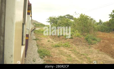 Transport en train concept. Vue sur le train vintage de la fenêtre pour les visites touristiques autour de la campagne de Thaïlande, Asie. Vintage tone Banque D'Images