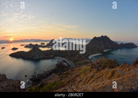 Vue sur l'île de Padar au coucher du soleil, Parc national de Komodo, Indonésie Banque D'Images