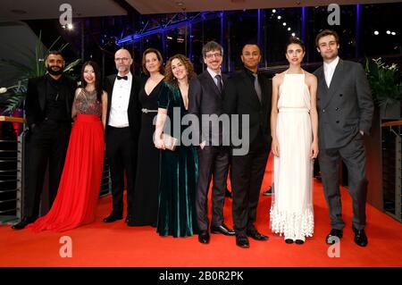 Berlin, Allemagne. 20 février 2020. Hamza Haq, Xiao Sun, Gast, Sigourney Weaver, Joanna Rakoff, Philippe Falardeau, Yanic Truesdale, Margaret Qualley et Douglas Booth ont assisté à la soirée d'ouverture et à la première de « My Salinger Year'première au 70ème Festival international du film de Berlin/Berlinale 2020 à Berlinale Palast le 20 février 2020 à Berlin, Allemagne. Crédit: Geisler-Fotopress Gmbh/Alay Live News Banque D'Images