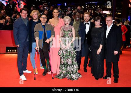 Berlin, Allemagne. 20 février 2020. Jochen Laube, Leif Alexis, Burhan Qurbani, Annabelle Mandeng, Jella Haase, Welket Bungue, Albrecht Schuch et Joachim Krol ont participé à la première de la nuit d'ouverture et de la première de « My Salinger Year » au 70ème Festival international du film de Berlin/Berlinale 2020 à Berlinale Palast le 20 février 2020 à Berlin, Allemagne. Crédit: Geisler-Fotopress Gmbh/Alay Live News Banque D'Images