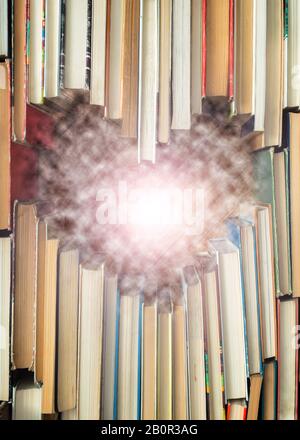 Love concept de forme de coeur de old vintage books sur plancher en bois. Vintage style couleur composition de l'amour avec livre ouvert forme de coeur Banque D'Images
