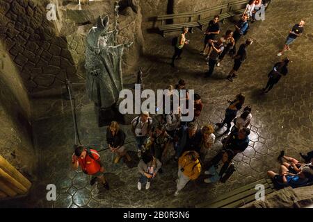 Wieliczka, POLOGNE - 3 JUIN 2019 : Chapelle Saint-Kinga dans la salle principale de la mine de sel de Wieliczka, site classé au patrimoine mondial de l'UNESCO dans la ville de Wieliczka, Banque D'Images