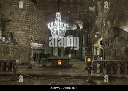 Wieliczka, POLOGNE - 3 JUIN 2019 : Chapelle Saint-Kinga dans la salle principale de la mine de sel de Wieliczka, site classé au patrimoine mondial de l'UNESCO dans la ville de Wieliczka, Banque D'Images