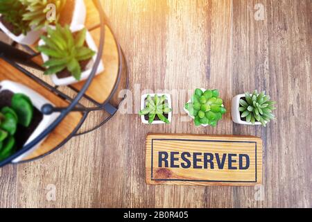 panneau réservé sur une table en bois dans un restaurant, place réservée au restaurant pour datation le concept du jour de fête, restaurant avec réservé Banque D'Images