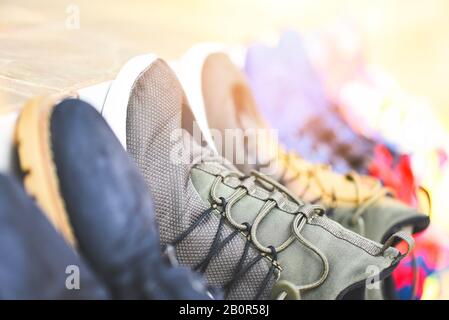 Les baskets sont en ligne pour la vente des chaussures de seconde main ou des chaussures de lavage sec / Canvas Chaussures , sélective focus Banque D'Images