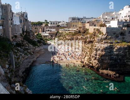 Polignano, Italie - le 17 septembre 2019 : se détendre et nager sur une charmante plage Lama Monachile à Polignano a Mare, Mer Adriatique, Pouilles, Bari bauvin Banque D'Images