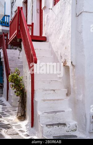 Vue sur la célèbre pictorial rues étroites de la ville de Mykonos à Mykonos island, Grèce Banque D'Images