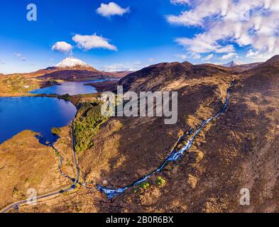 Vue aérienne de la cascade de Glenthornan et du mont Errigal par Dunlewey ou Dunlewy dans le comté de Donegal, en Irlande. Banque D'Images