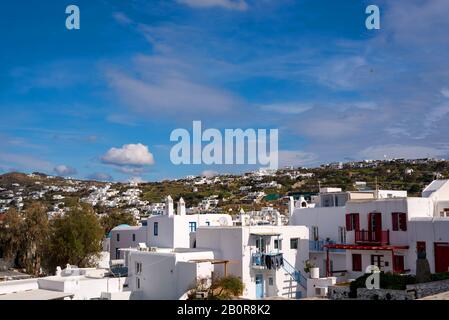Vue panoramique sur les maisons traditionnelles blanchies à la chaux de l'île de Mykonos, Cyclades, Grèce Banque D'Images