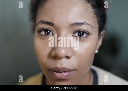 Portrait d'une fille à peau foncée. Triste femme africaine américaine Banque D'Images