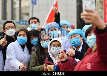 XI'an, province chinoise de Shaanxi. 21 février 2020. Les membres de l'équipe médicale prennent des selfies avec les familles et les collègues avant de partir pour la province de Hubei à Xi'an, dans le nord-ouest de la province de Shaanxi en Chine, le 21 février 2020. Le deuxième lot de l'équipe médicale chinoise traditionnelle de Shaanxi, formée de 35 médecins, a laissé Hubei pour aider les nouveaux efforts de contrôle du coronavirus. Crédit: Zhang Bowen/Xinhua/Alay Live News Banque D'Images