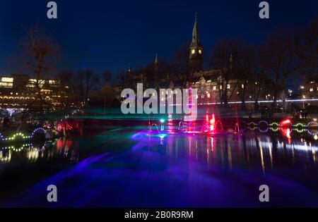 Festival De La Lumière Et Hiver À Tivoli Gardens, Copenhague. La lumière laser des illuminations Tivoli s'affiche. Hôtel de ville de Copenhague à l'arrière. Image de composition HDR. Banque D'Images