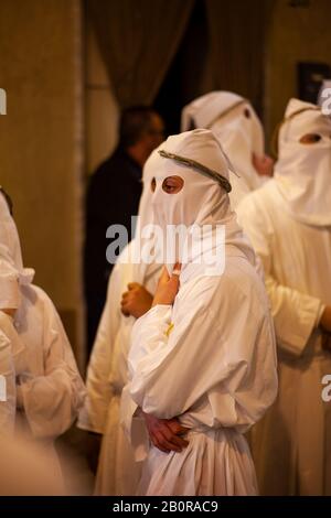 Leonforte, SICILE - AVRIL, 19: Frères chrétiens lors de la procession traditionnelle du Vendredi Saint le 19 avril 2019 Banque D'Images