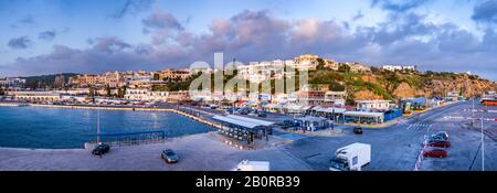 Vue panoramique sur le deuxième plus grand port de Grèce à Rafina près d'Athènes, Grèce Banque D'Images