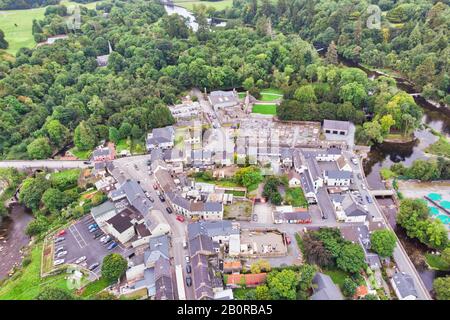 Une vue aérienne du village de Cong, chevauchant la comté de Galway et frontières du comté de Mayo en Irlande. Banque D'Images