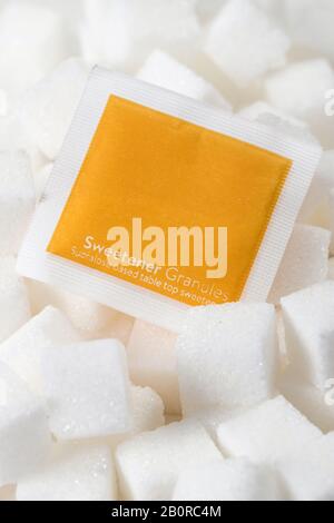 Gros plan macro studio tourné d'un sachet d'édulcorants zéro sucre sur des cubes de sucre blanc Banque D'Images