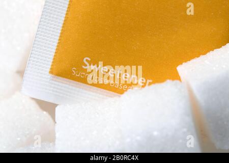 Gros plan macro studio tourné d'un sachet d'édulcorants zéro sucre sur des cubes de sucre blanc Banque D'Images