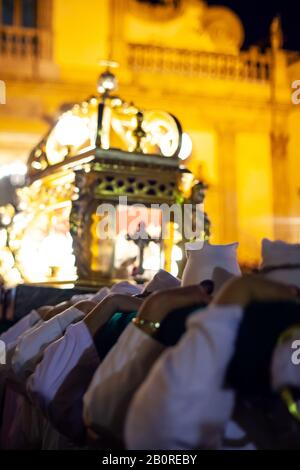 Leonforte, SICILE - AVRIL, 19: Frères chrétiens lors de la procession traditionnelle du Vendredi Saint le 19 avril 2019 Banque D'Images