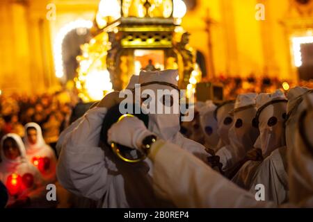 Leonforte, SICILE - AVRIL, 19: Frères chrétiens lors de la procession traditionnelle du Vendredi Saint le 19 avril 2019 Banque D'Images