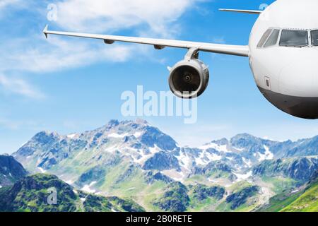 Vue Magnifique Sur Le Vol En Avion Dans Le Ciel Clair Contre Les Montagnes En Autriche Banque D'Images