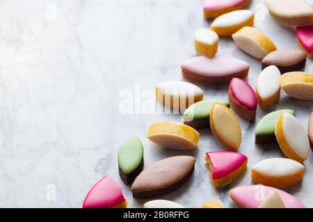 Assortiment de calissons sur fond de marbre. Bonbons Français Traditionnels De Provence. Espace de copie. Banque D'Images