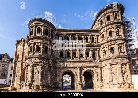 La Porta Nigra est une grande porte romaine noire à Trèves, en Allemagne. Il est désigné comme faisant partie des monuments romains, de la cathédrale Saint-Pierre et de l'église Banque D'Images