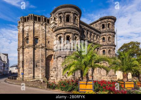 La Porta Nigra est une grande porte romaine noire à Trèves, en Allemagne. Il est désigné comme faisant partie des monuments romains, de la cathédrale Saint-Pierre et de l'église Banque D'Images