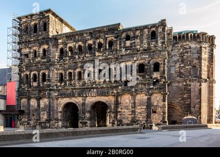 La Porta Nigra est une grande porte romaine noire à Trèves, en Allemagne. Il est désigné comme faisant partie des monuments romains, de la cathédrale Saint-Pierre et de l'église Banque D'Images