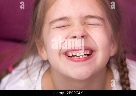 Petite fille montre ses dents. Concept de dents de bébé. Banque D'Images