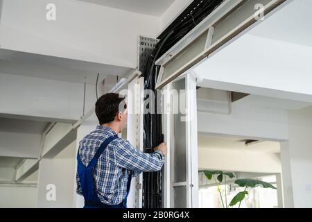 Portrait Des Câbles D'Installation Mâles Pour Électricien Banque D'Images