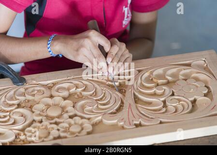 Kandy, Sri Lanka: 03/18/2019: Sculpter main habile en bois pour les souvenirs touristiques. Banque D'Images