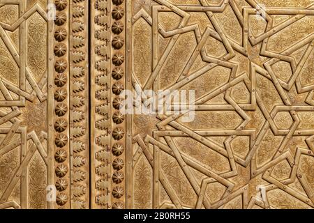 Porte d'or de la porte du palais royal à Fès, Maroc. Image d'arrière-plan abstraite. Banque D'Images