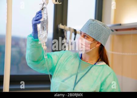 Infirmière au service des maladies infectieuses de l'hôpital qui possède des perfusions, Karlovy Vary, République tchèque Banque D'Images