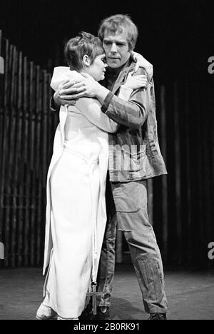 Judi Dench (comme Isabella), John Shrapnel (comme Claudio) EN MESURE DE MESURER par Shakespeare à la Nottingham Playhouse, Nottingham, Angleterre 22/09/1965 ensemble design: Patrick Roberston costumes: Rosemary Vercoe éclairage: Geoffrey Mersereau directeur: John Neville assisté de Michael Rudman Banque D'Images