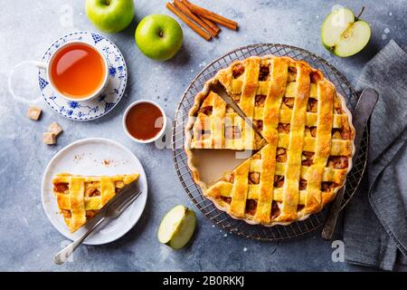 Tarte aux pommes sur un rack de refroidissement. Arrière-plan gris. Espace de copie. Vue de dessus. Banque D'Images