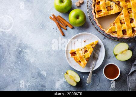 Tarte aux pommes sur une plaque blanche. Arrière-plan gris. Vue de dessus. Espace de copie. Banque D'Images